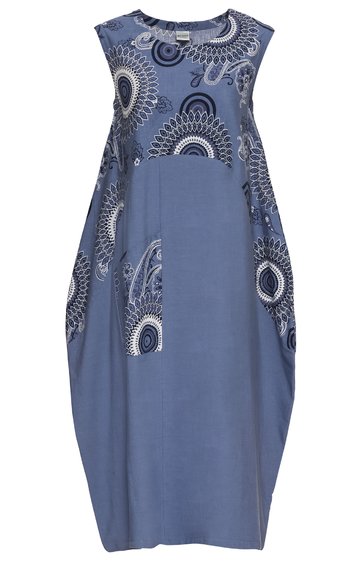 Ärmelloses Kleid in Taubenblau mit abstraktem weißen und schwarzen Rundmuster, Rundhalsausschnitt, locker fallende Form, knielang