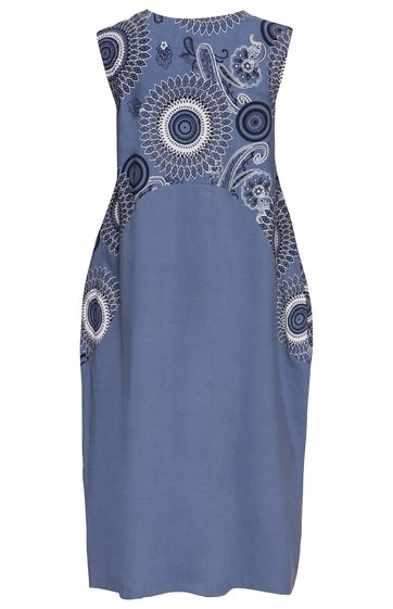 Ärmelloses Kleid in staubblau mit kreisförmigem Mandala-Muster in dunkelblau und weiß auf dem Oberteil und seitlichen Bereichen, rundem Halsausschnitt, knielang, gerade geschnitten
