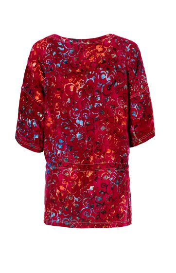 Locker geschnittenes Oberteil in dunklem Rot mit abstraktem Muster in Blau und Schwarz, Rundhalsausschnitt, halblange Ärmel, gerade Form, ohne sichtbare Verschlüsse