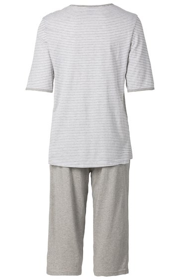 Zweiteiliges Schlafanzug-Set, Oberteil weiß mit feinen schwarzen Querstreifen, kurze Ärmel, gerade geschnitten, Hose grau, dreiviertellang, gerade geschnitten