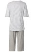 Zweiteiliges Schlafanzug-Set, Oberteil weiß mit feinen schwarzen Querstreifen, kurze Ärmel, gerade geschnitten, Hose grau, dreiviertellang, gerade geschnitten
