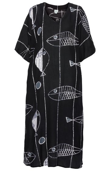 Schwarzes Kleid mit weißen Fischmotivlinien, halblange Ärmel, Rundhalsausschnitt mit Schlitz und Knopfverschluss, lockere, gerade Form