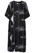 Schwarzes Kleid mit weißen Fischmotivlinien, halblange Ärmel, Rundhalsausschnitt mit Schlitz und Knopfverschluss, lockere, gerade Form