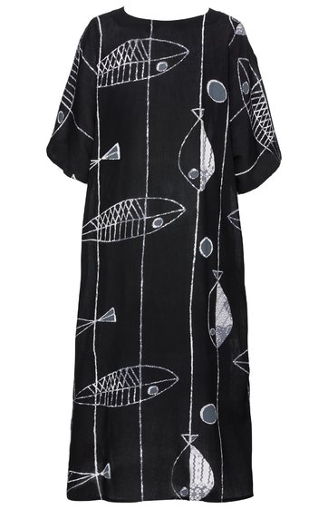 Schwarzes Kleid mit weißem Fischmuster und grauen Details, gerade geschnitten, kurze breite Ärmel, rundhalsausschnitt, knieumspielende Länge