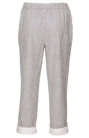 Hose in Hellgrau mit weißen vertikalen Streifen, gerade geschnitten, mit elastischem Taillenbund, seitlichen Eingrifftaschen, umgeschlagenen Hosenbeinen