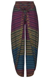 Lange Hose in bunten Streifenfarben wie Bordeauxrot, Olivgrün, Blau, Lila, mit umgeschlagenem Saum, dekorativer Schnürung vorne am Bund, gerader Schnitt, ausgestellt