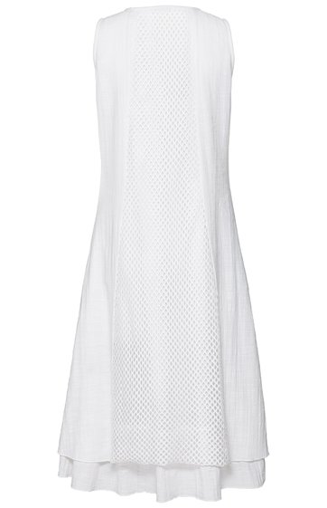 Weißes, ärmelloses, knieumspielendes Kleid mit angedeutetem Rundhalsausschnitt, gerader Schnitt, durchscheinendes Lochmuster in der Rückenmitte, unterlegter Stoff am Saum