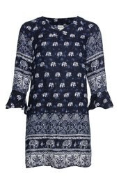 Dunkelblaues Kleid mit weißen Elefanten- und Paisleymustern, rundem Ausschnitt, dreiviertellangen Ärmeln mit Volants, gerade geschnitten