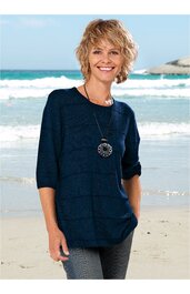 Damenpullover marineblau mit horizontalem Streifenmuster, rundem Ausschnitt, dreiviertellangen Ärmeln, locker sitzend, getragen von lächelnder stehender Frau am Strand