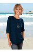 Damenpullover marineblau mit horizontalem Streifenmuster, rundem Ausschnitt, dreiviertellangen Ärmeln, locker sitzend, getragen von lächelnder stehender Frau am Strand