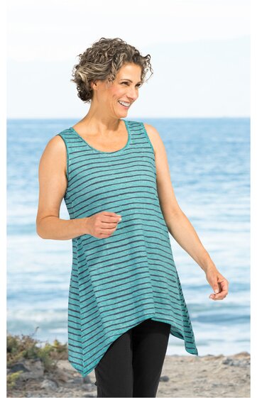 Ärmellose Tunika in Türkis mit schwarzen Querstreifen, asymmetrischer Saum, rundem Ausschnitt, getragen von lächelnder stehender Frau vor Meereskulisse