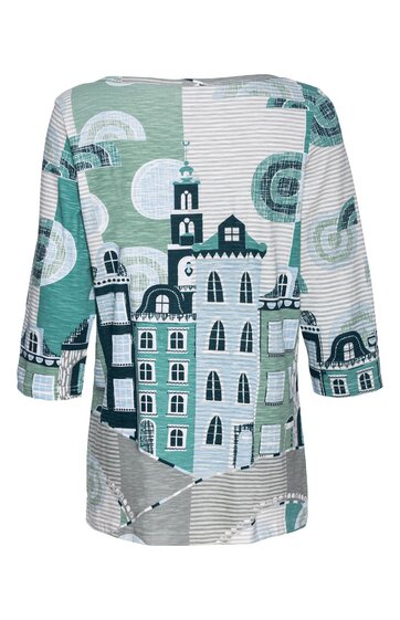 Lockeres Oberteil in Grün- und Weißtönen mit abstraktem Städte- und Streifenmuster, 3/4-Ärmel, abgerundeter Saum, Rückenansicht ohne erkennbare Verschlüsse