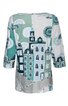 Lockeres Oberteil in Grün- und Weißtönen mit abstraktem Städte- und Streifenmuster, 3/4-Ärmel, abgerundeter Saum, Rückenansicht ohne erkennbare Verschlüsse