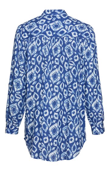 Blau-weiß gemustertes Hemd, langärmlig, Kragen, lockere Passform, Rückansicht ohne sichtbare Knöpfe