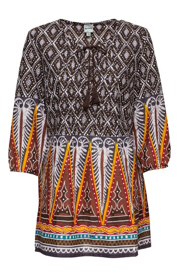 Tunika in Braun mit geometrischem Muster in Weiß, Orange, Gelb und Blau, V-Ausschnitt mit Quasten, 3/4-Ärmel, locker geschnitten