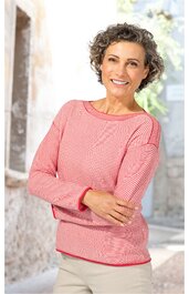 Langärmliger Pullover in Altrosa mit feinem Streifenmuster, rundem Halsausschnitt, gerade geschnitten, getragen von lächelnder Frau mit verschränkten Armen, beiger Hose