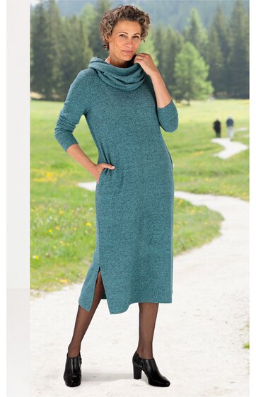 Tealfarbenes Midikleid mit langem Arm und weitem Rollkragen, seitlicher Schlitz am Rock, eingearbeitete Taschen, getragen von stehender Frau im Freien, figurbetont, gerader Schnitt