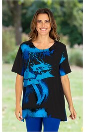 Schwarzes Damen-T-Shirt mit blauem abstraktem Muster, rundem Ausschnitt, kurze Ärmel, locker sitzend, getragen von stehender Frau