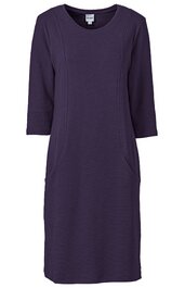 Dunkellila, knielanges Kleid ohne Muster, Rundhalsausschnitt, 3/4-Ärmel, zwei seitliche Eingrifftaschen, gerade geschnitten