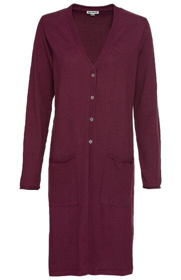 Lang geschnittene Strickjacke in dunklem Brombeerton, durchgehende Knopfleiste mit sieben Knöpfen, V-Ausschnitt, lange Ärmel, zwei aufgesetzte Taschen vorne