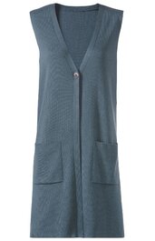 Ärmelloses, langes Strickjäckchen in petrolblau, einreihig mit einem Knopf, zwei aufgesetzte Taschen vorne, V-Ausschnitt, gerade geschnitten