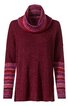 Langärmliger Pullover in Dunkelrot mit weitem Rollkragen, Ärmelbündchen und Kragen mit mehrfarbigem, gemustertem Strickmuster in Rosa- und Rottönen, gerade Form