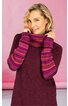 Burgunderrotes Langarmshirt mit Rundhalsausschnitt, Ärmel mit pink-lila gestreiftem Muster, getragen von lächelnder stehender Frau, eng anliegend