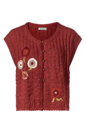 Rostrote Strickweste mit floralem Muster in Creme und Dunkelrot, rundem Ausschnitt, kurze überschnittene Ärmel, durchgehende Knopfleiste mit goldfarbenen Knöpfen, bequeme Passform