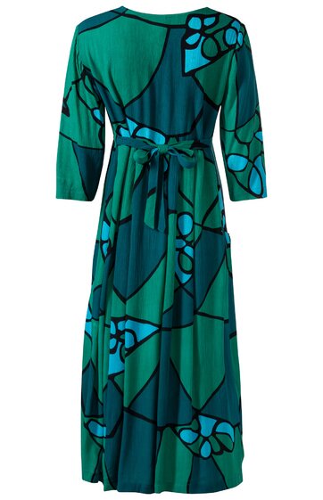 Maxikleid in verschiedenen Grüntönen mit abstraktem, geometrischem Muster in Dunkelgrün und Türkis, Rundhalsausschnitt, 3/4-Ärmel, Bindegürtel in Taillenhöhe, fließender Schnitt