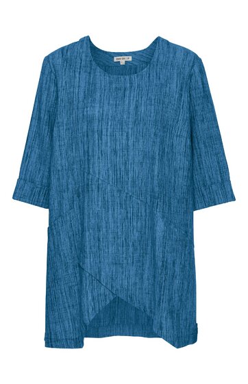 Tunika in mittlerem Blau mit feiner vertikaler Struktur, rundem Ausschnitt, dreiviertelärmel, lockere Passform, asymmetrischer Saum mit Überlappung vorne