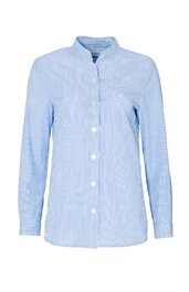 Hellblaue Bluse mit feinen weißen Streifen, Stehkragen, lange Ärmel, weiße Knöpfe, gerade geschnitten