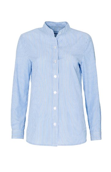 Hellblaue Bluse mit feinen weißen Streifen, Stehkragen, lange Ärmel, weiße Knöpfe, gerade geschnitten
