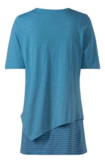 Hellblaues Damenoberteil, unifarben mit asymmetrischem Saum, kurzärmlig, Rundhalsausschnitt, darunter sichtbar längsgestreiftes Unterteil in verschiedenen Blau- und Lilatönen