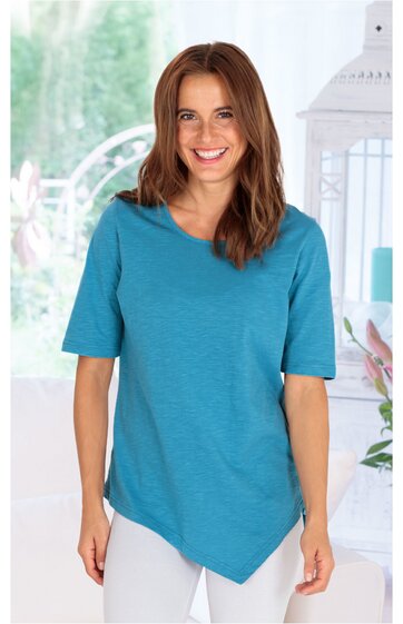 Türkisfarbener Damenpullover mit asymmetrischem, spitz zulaufendem Saum, rundem Halsausschnitt, kurze Ärmel, getragen von lächelnder stehender Frau