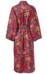Roter Bademantel mit floralem Muster in Gelb, Türkis und Rosa, langer lockerer Schnitt, dreiviertellange breite Ärmel, durchgehender Gürtel in Taillenhöhe, gerader Kragen, Rückansicht