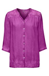 Lila Bluse mit Blumenmuster an Schultern und Saum, V-Ausschnitt, Knopfleiste vorne, 3/4-Ärmel, gerade geschnitten
