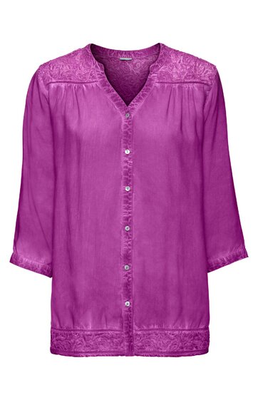 Lila Bluse mit Blumenmuster an Schultern und Saum, V-Ausschnitt, Knopfleiste vorne, 3/4-Ärmel, gerade geschnitten
