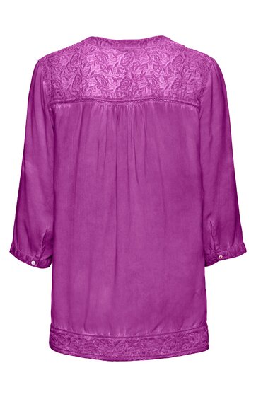 Lila Bluse mit langem Arm, Spitzenmuster am oberen Rückenbereich und unteren Saum, Knöpfe an den Ärmelenden, lockere Passform, Rückenansicht