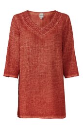 Rostrotes Langarmshirt mit V-Ausschnitt, strukturierter Webstruktur, feine Spitzenverzierung am Ausschnitt, gerade geschnitten, ca. hüftlang