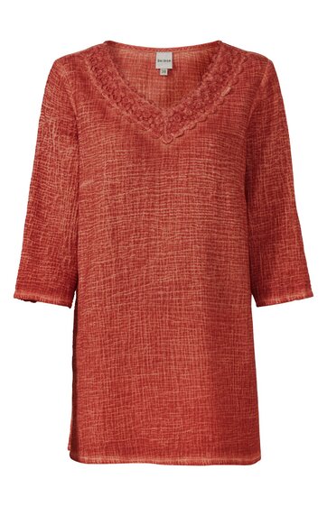 Rostrotes Langarmshirt mit V-Ausschnitt, strukturierter Webstruktur, feine Spitzenverzierung am Ausschnitt, gerade geschnitten, ca. hüftlang