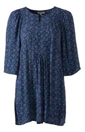 Blaues Kleid mit kurzem Schnitt, geometrisches Muster in Hellgrün und Lila, Rundhalsausschnitt mit kleinem Schlitz, lange Ärmel mit leichtem Volumen, geraffte Taille, lockere Passform