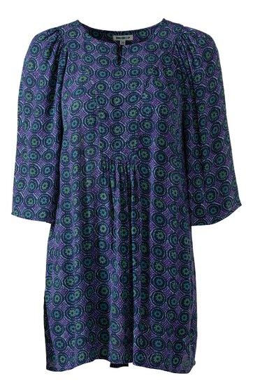 Blaues Kleid mit kurzem Schnitt, geometrisches Muster in Hellgrün und Lila, Rundhalsausschnitt mit kleinem Schlitz, lange Ärmel mit leichtem Volumen, geraffte Taille, lockere Passform