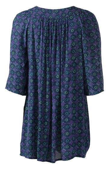 Dunkelblaues Kleid mit grünen runden Mustern, locker geschnitten, dreiviertellange Ärmel, Rundhalsausschnitt, Falten an der Brustpartie