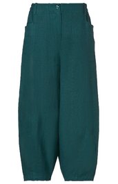 Locker geschnittene Hose in dunklem Tannengrün, ohne Muster, mit hohem Bund, zwei großen aufgesetzten Taschen vorne, Knopf und Reißverschlussverschluss, weite Beine, gekräuselte Beinabschlüsse
