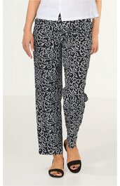 Schwarze Hose mit weißem, geschwungenem Linienmuster, gerade geschnitten, getragen von stehender Person, gerader Schnitt, ohne sichtbare Taschen