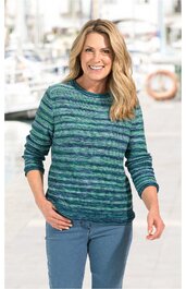 Pullover in verschiedenen Grüntönen mit horizontalem Streifenmuster, Rundhalsausschnitt, lange Ärmel, getragen von stehender lächelnder Frau, lässige Passform