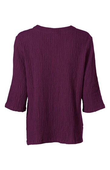 Damenbluse in dunkellila mit feiner Längsstruktur, rundem Ausschnitt, 3/4-Ärmel, gerade geschnitten, ohne Muster, hinten abgebildet