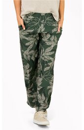 Grüne Hose mit weißem Blattmuster, gerade geschnitten, zwei seitliche Taschen, Bund mit Knopf und Reißverschluss, getragen von stehendem Modell, casual Passform