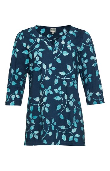 Dunkelblaues Damenoberteil mit hellblauem Blattmuster, Rundhalsausschnitt mit kleinem V-Schlitz, dreiviertellange Ärmel, gerade geschnitten
