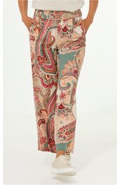 Hose mit Paisley-Muster in Beige, Rot und Grün, gerader Schnitt, elastischer Taillenbund mit Tunnelzug, seitliche Eingrifftaschen, getragen von stehender Person, locker sitzend